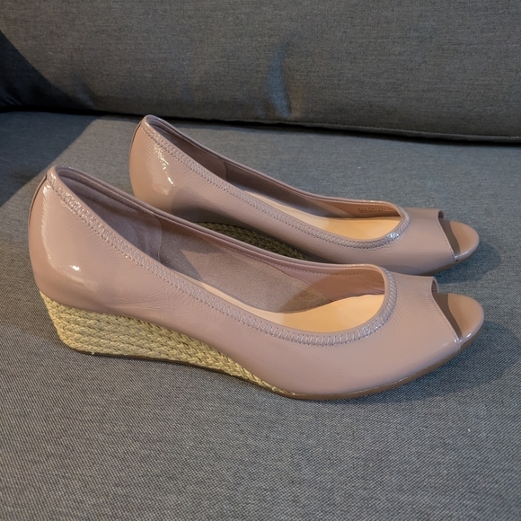 Tan Peep-Toe Heels with Classic Silhouette - Picture 6 of 9